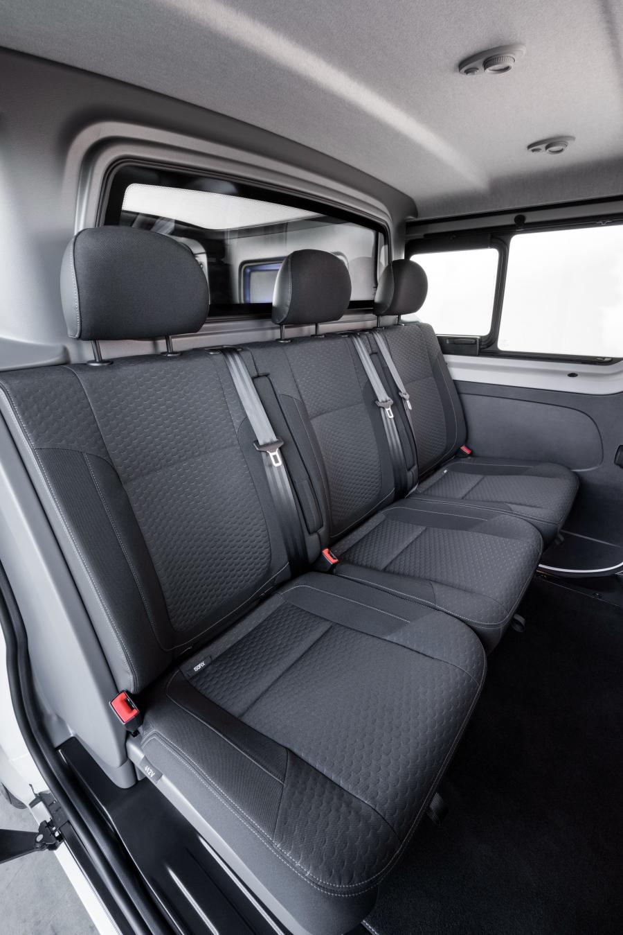 Интерьер Opel Vivaro Sport 2016 года  (фото 5 из 7)